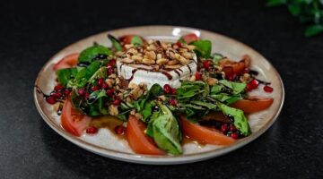 Rajčatový bruschetta s bazalkou a olivovým olejem