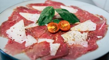 Carpaccio z hovězího masa s rukolou