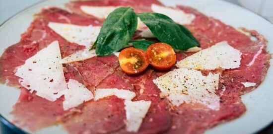 Carpaccio z hovězího masa s rukolou