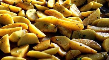 Pečené brambory s cizrna sos.