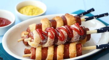 Hot dog s cibulí a hořčicí