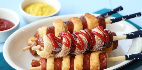 Hot dog s cibulí a hořčicí