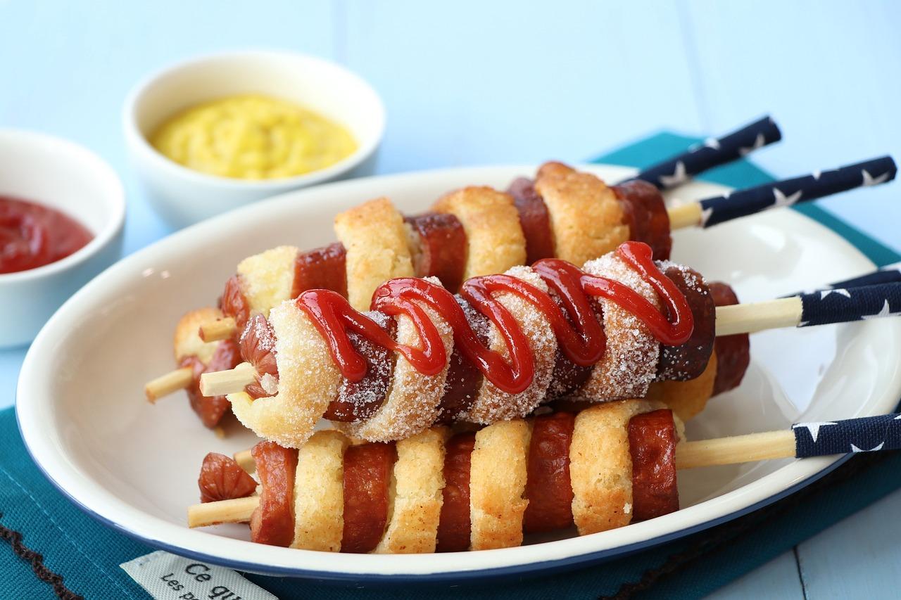 Hot dog s cibulí a hořčicí