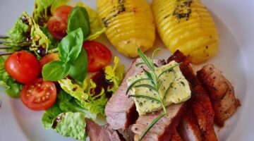 Telecí steak s broskvemi a koprem