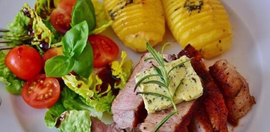 Telecí steak s broskvemi a koprem