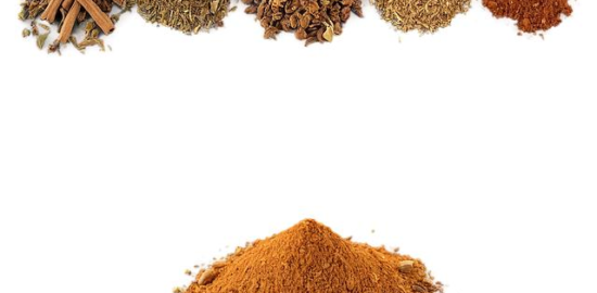 Masala chai s pěnivým mlékem