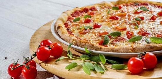 Vegetariánská pizza s čerstvou zeleninou