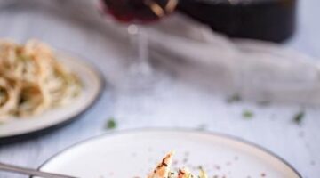 Italská pizza srajčatovými omáčkami a mozzarellou