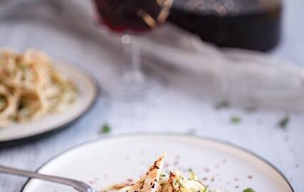 Italská pizza srajčatovými omáčkami a mozzarellou