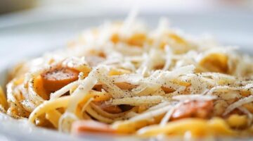 Parmezánová cuketová polévka s bazalkou