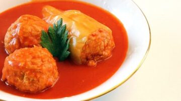 Plněné papriky s rýží a rajčaty