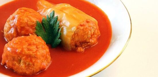 Plněné papriky s rýží a rajčaty