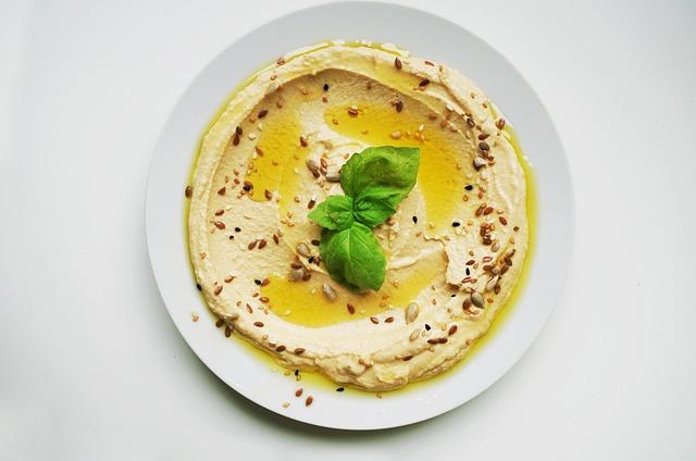 Hummus s černou čočkou a tahinou