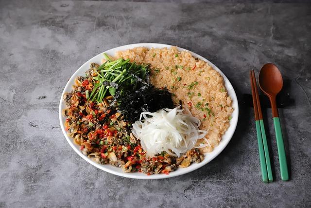 Bibimbap s krůtím masem a kimchi