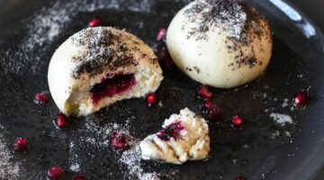 Houskový knedlík se švestkovou nádivkou