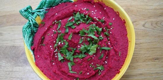 Humus s olivovým olejem a ořechy