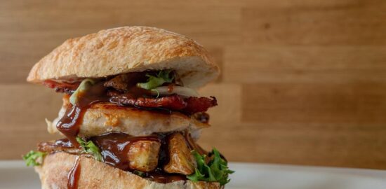 Hamburger s hranolky a cibulí