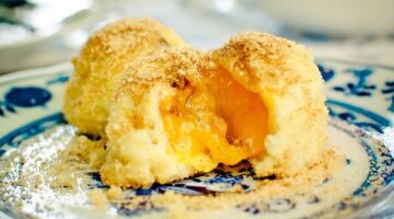 Bramborové knedlíky s houbovou omáčkou