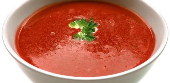 Rajská polévka s čerstvým bazalkou