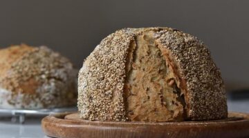 Chléb se zvěřinou a brusinkami