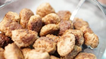 Květákové karbanátky s petrželovou omáčkou