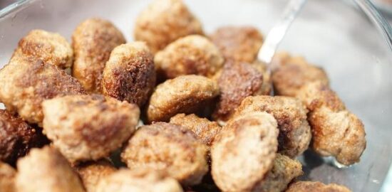 Květákové karbanátky s petrželovou omáčkou