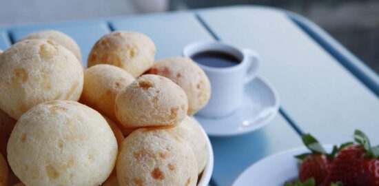 Pão de queijo s bazalkou