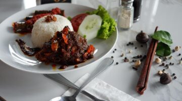 Rendang hovězí sambal kokosová rýže