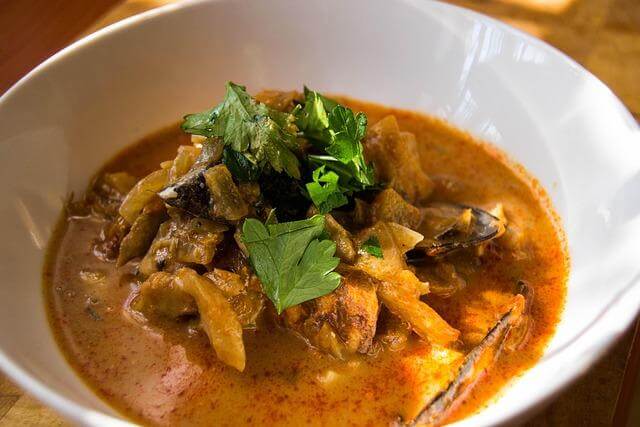 Bouillabaisse rybí polévka s krevetami