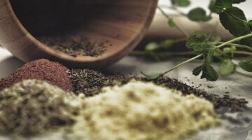 Rozmarýnová kuřecí kari placka