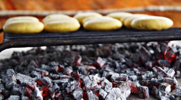 Arepas s guacamole a masem