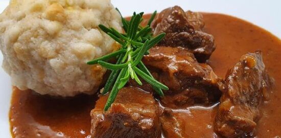 Guláš s měkkými vejci