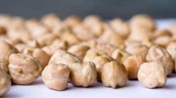 Cizrna a quinoa s čerstvou zeleninou