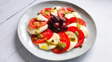 Caprese salát s bazalkovým pestem