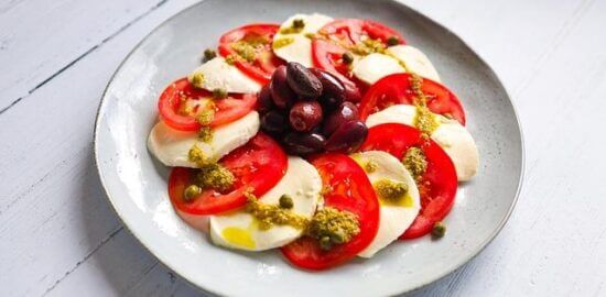 Caprese salát s bazalkovým pestem