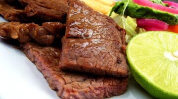 Asado s kukuřicí a chorizem