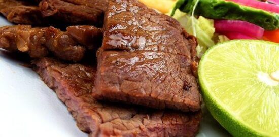 Asado s kukuřicí a chorizem