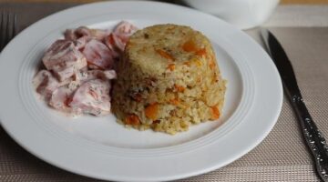 Ryžový pilaf s karamelizovanou cibulí