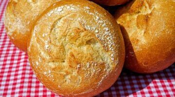 Křupavý quinoa salát s avokádem