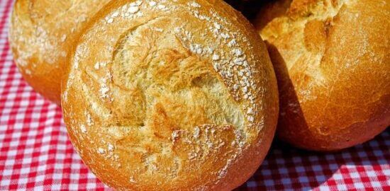 Křupavý quinoa salát s avokádem