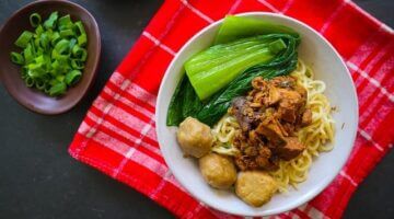 Kuřecí nudle s čerstvým zeleninovým stir-fry