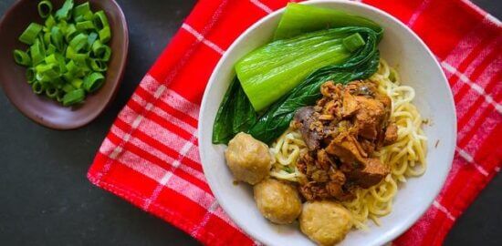 Kuřecí nudle s čerstvým zeleninovým stir-fry