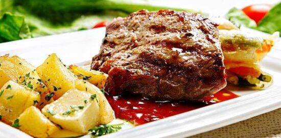 Svíčková s brusinkami a pistáciemi