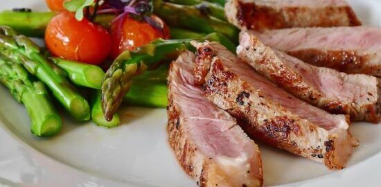 Telecí líčka s cibulí a brusinkami