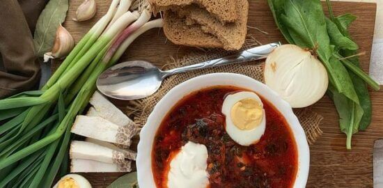 Cibulová polévka sýrová a česneková