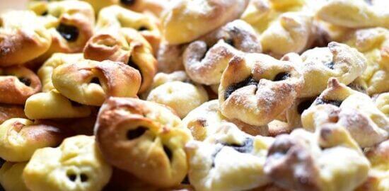 Moučník s datlemi a ořechy