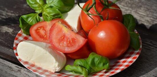 Různobarevný caprese salát