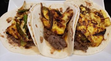 Tacos s guacamole a pikantním salsa