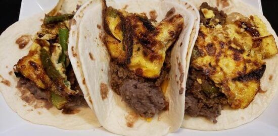 Tacos s guacamole a pikantním salsa