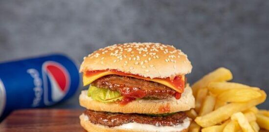 Burger s hranolkami na způsob fast food